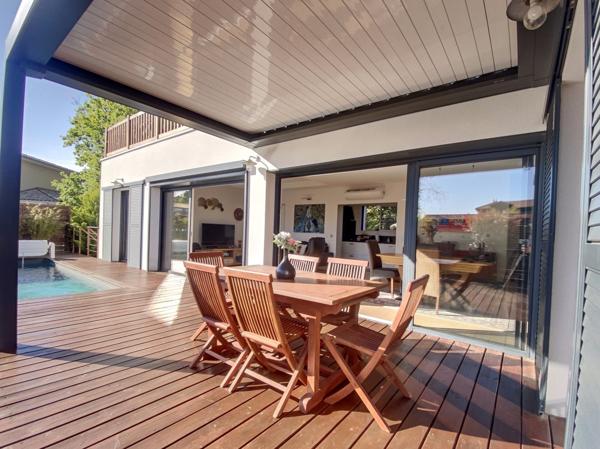GUJAN MESTRAS ! Maison 4 pièces de 109 m2, terrasse, toit-terrasse, piscine, carport, parcelle de 414 m2
