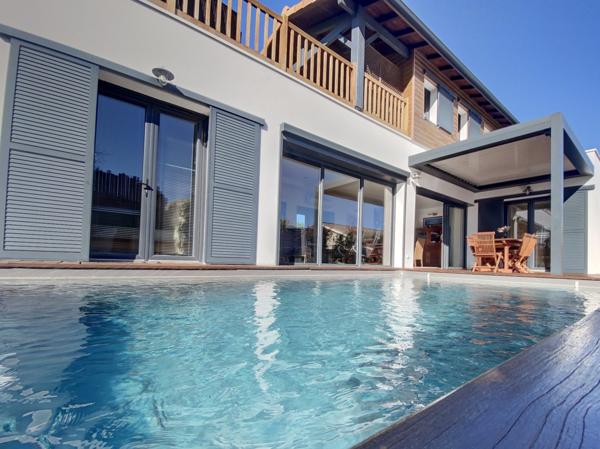 GUJAN MESTRAS ! Maison 4 pièces de 109 m2, terrasse, toit-terrasse, piscine, carport, parcelle de 414 m2