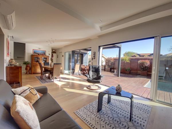 GUJAN MESTRAS ! Maison 4 pièces de 109 m2, terrasse, toit-terrasse, piscine, carport, parcelle de 414 m2