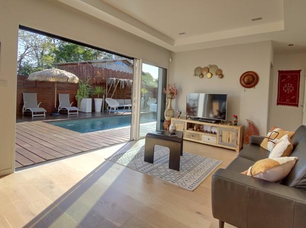 GUJAN MESTRAS ! Maison 4 pièces de 109 m2, terrasse, toit-terrasse, piscine, carport, parcelle de 414 m2