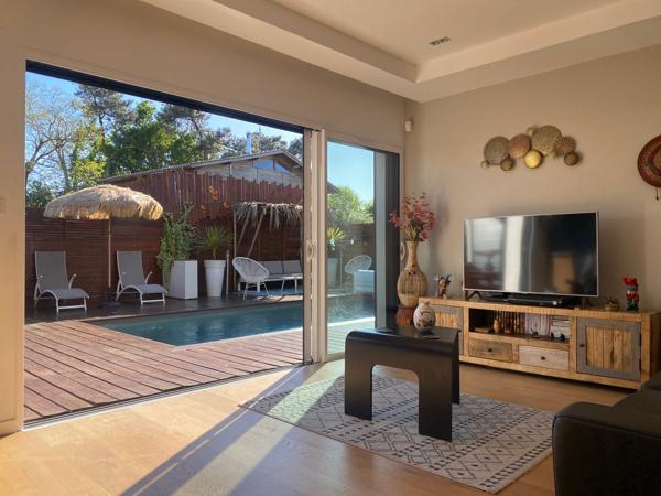 GUJAN MESTRAS ! Maison 4 pièces de 109 m2, terrasse, toit-terrasse, piscine, carport, parcelle de 414 m2