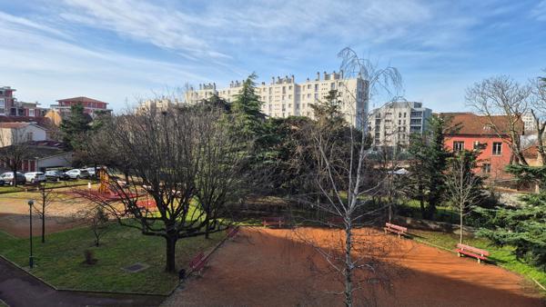 Villeurbanne (69100) À LOUER - T3 lumineux avec balcon et loggia fermée - 950 € CC - 67,38 m²