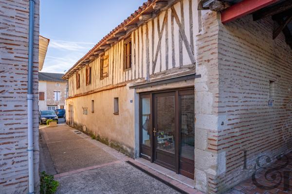 Ensemble immobilier composé d'un local commercial et de 7 appartements au Temple-sur-Lot ( Lot-et-Garonne, 47)