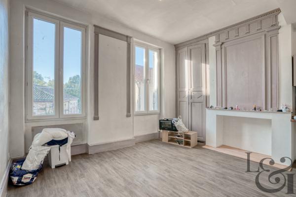 Ensemble immobilier composé d'un local commercial et de 7 appartements au Temple-sur-Lot ( Lot-et-Garonne, 47)