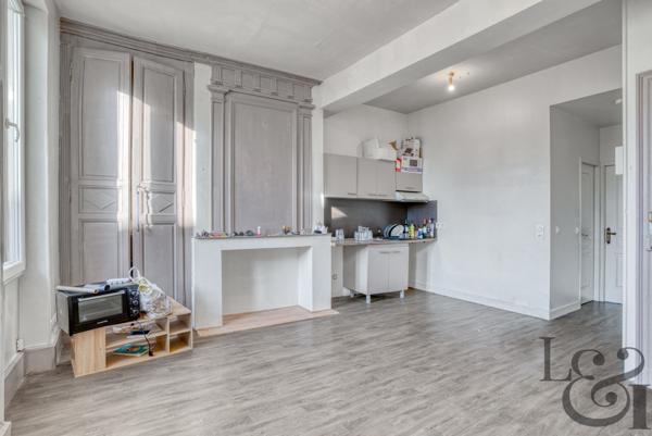 Ensemble immobilier composé d'un local commercial et de 7 appartements au Temple-sur-Lot ( Lot-et-Garonne, 47)