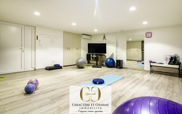 Sarlat-la-Canéda (24200) Propriété contemporaine en pierre - prestations élevées - Piscine.