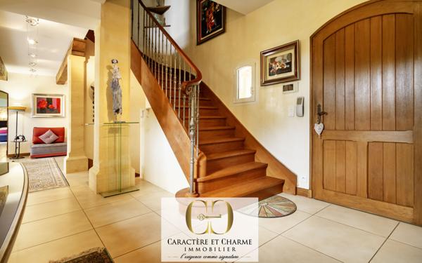 Sarlat-la-Canéda (24200) Propriété contemporaine en pierre - prestations élevées - Piscine.