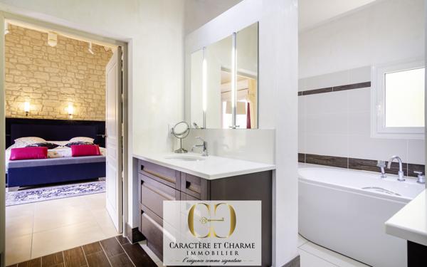 Sarlat-la-Canéda (24200) Propriété contemporaine en pierre - prestations élevées - Piscine.