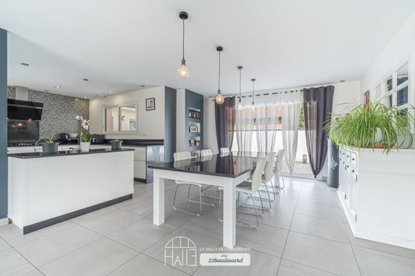 Maison
         8 pièces
        - 250 m² 639 900 € *