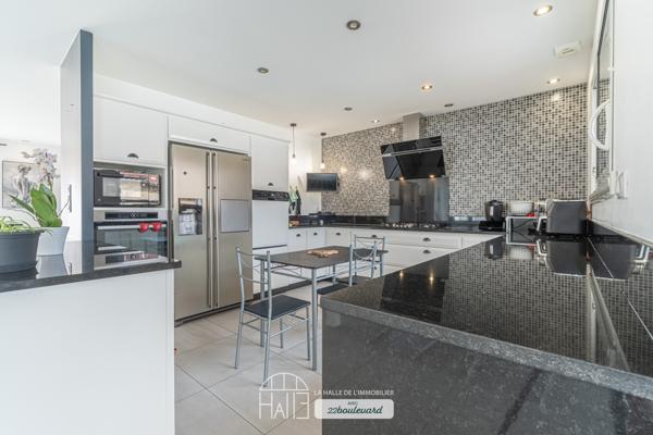 Maison
         8 pièces
        - 250 m² 639 900 € *