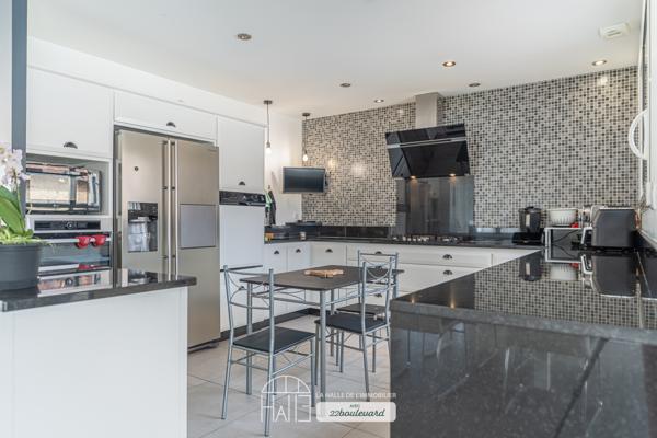 Maison
         8 pièces
        - 250 m² 639 900 € *