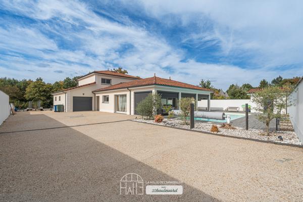 Maison
         8 pièces
        - 250 m² 639 900 € *
