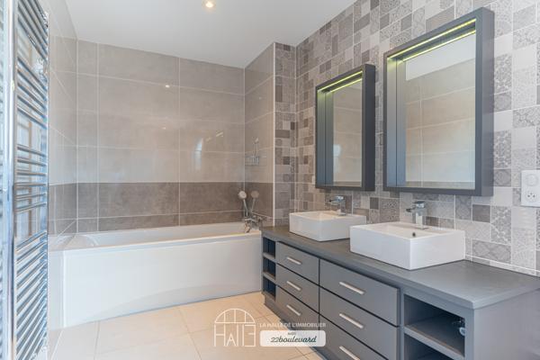 Maison
         8 pièces
        - 250 m² 639 900 € *