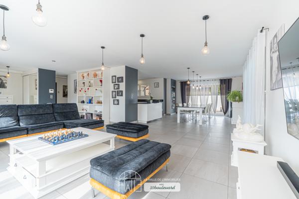 Maison
         8 pièces
        - 250 m² 639 900 € *