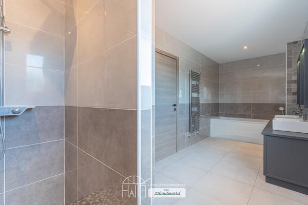 Maison
         8 pièces
        - 250 m² 639 900 € *