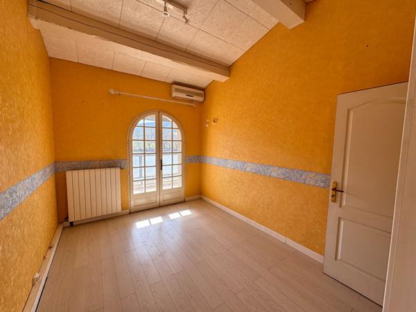 Grande villa 205 m² avec piscine et garage sur terrain 1350 m², vue dégagée montagne Alaric