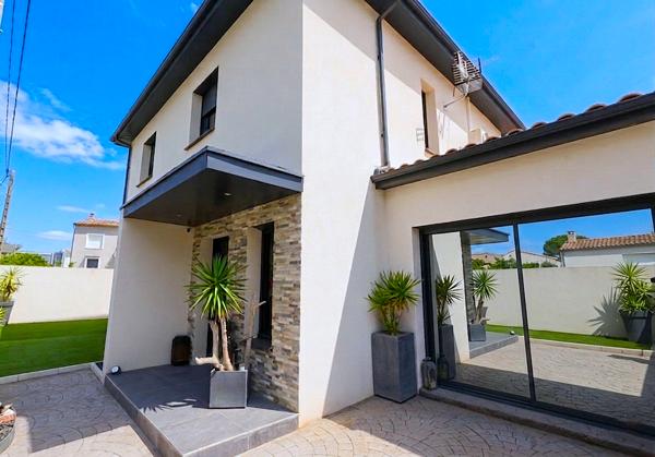 LUNEL - Villa contemporaine 5 pièce(s) 138 m2 avec piscine au sel