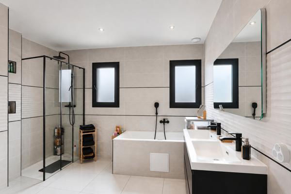 LUNEL - Villa contemporaine 5 pièce(s) 138 m2 avec piscine au sel