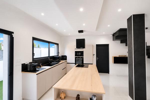 LUNEL - Villa contemporaine 5 pièce(s) 138 m2 avec piscine au sel