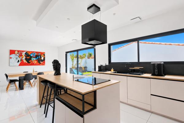 LUNEL - Villa contemporaine 5 pièce(s) 138 m2 avec piscine au sel