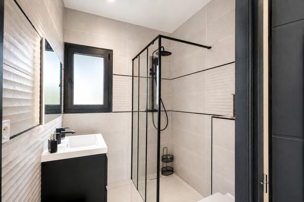 LUNEL - Villa contemporaine 5 pièce(s) 138 m2 avec piscine au sel