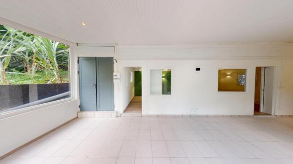 Ensemble immobilier de 3 maisons bien placé