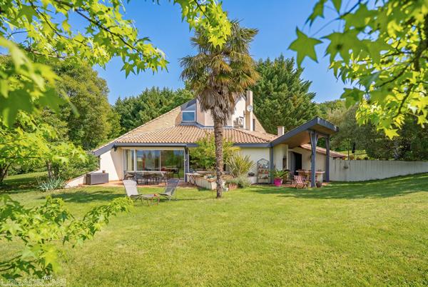 Secteur Le Lédat, à 5 minutes de Villeneuve-sur-Lot, en plein coeur du Lot-et-Garonne et proche de toutes les commodités, venez découvrir cette superbe maison d'architecte d'environ 137m² avec piscine, implantée sur un terrain de 5 000 m². Elle vous sédui , Le ledat
