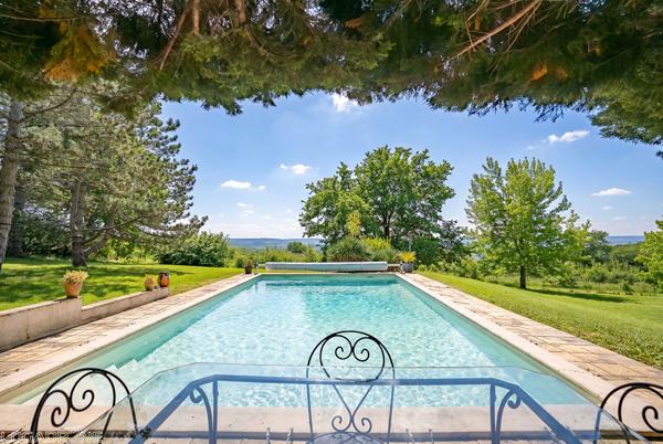 Secteur Le Lédat, à 5 minutes de Villeneuve-sur-Lot, en plein coeur du Lot-et-Garonne et proche de toutes les commodités, venez découvrir cette superbe maison d'architecte d'environ 137m² avec piscine, implantée sur un terrain de 5 000 m². Elle vous sédui , Le ledat