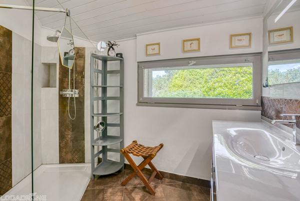 Secteur Le Lédat, à 5 minutes de Villeneuve-sur-Lot, en plein coeur du Lot-et-Garonne et proche de toutes les commodités, venez découvrir cette superbe maison d'architecte d'environ 137m² avec piscine, implantée sur un terrain de 5 000 m². Elle vous sédui , Le ledat