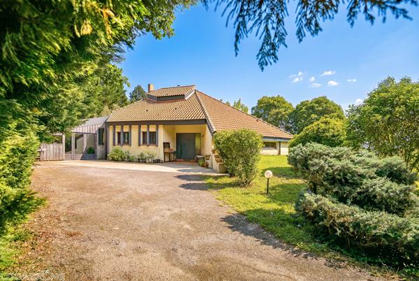 Secteur Le Lédat, à 5 minutes de Villeneuve-sur-Lot, en plein coeur du Lot-et-Garonne et proche de toutes les commodités, venez découvrir cette superbe maison d'architecte d'environ 137m² avec piscine, implantée sur un terrain de 5 000 m². Elle vous sédui , Le ledat