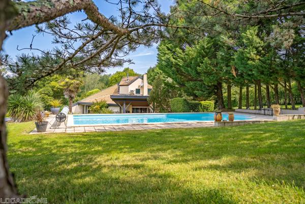 Secteur Le Lédat, à 5 minutes de Villeneuve-sur-Lot, en plein coeur du Lot-et-Garonne et proche de toutes les commodités, venez découvrir cette superbe maison d'architecte d'environ 137m² avec piscine, implantée sur un terrain de 5 000 m². Elle vous sédui , Le ledat