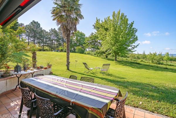 Secteur Le Lédat, à 5 minutes de Villeneuve-sur-Lot, en plein coeur du Lot-et-Garonne et proche de toutes les commodités, venez découvrir cette superbe maison d'architecte d'environ 137m² avec piscine, implantée sur un terrain de 5 000 m². Elle vous sédui , Le ledat