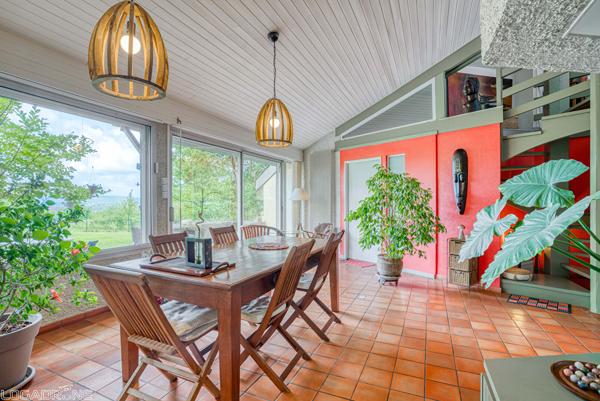 Secteur Le Lédat, à 5 minutes de Villeneuve-sur-Lot, en plein coeur du Lot-et-Garonne et proche de toutes les commodités, venez découvrir cette superbe maison d'architecte d'environ 137m² avec piscine, implantée sur un terrain de 5 000 m². Elle vous sédui , Le ledat