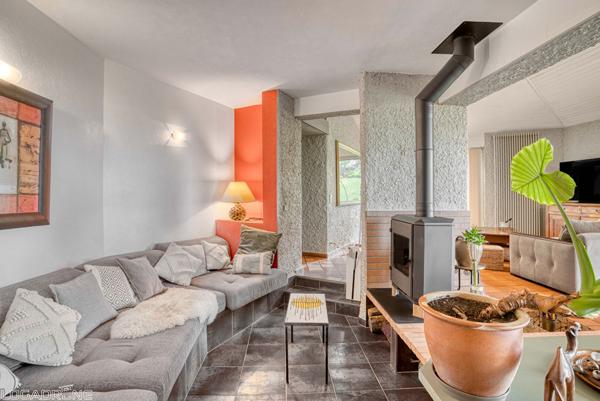 Secteur Le Lédat, à 5 minutes de Villeneuve-sur-Lot, en plein coeur du Lot-et-Garonne et proche de toutes les commodités, venez découvrir cette superbe maison d'architecte d'environ 137m² avec piscine, implantée sur un terrain de 5 000 m². Elle vous sédui , Le ledat