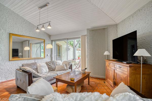 Secteur Le Lédat, à 5 minutes de Villeneuve-sur-Lot, en plein coeur du Lot-et-Garonne et proche de toutes les commodités, venez découvrir cette superbe maison d'architecte d'environ 137m² avec piscine, implantée sur un terrain de 5 000 m². Elle vous sédui , Le ledat