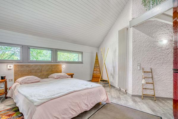 Secteur Le Lédat, à 5 minutes de Villeneuve-sur-Lot, en plein coeur du Lot-et-Garonne et proche de toutes les commodités, venez découvrir cette superbe maison d'architecte d'environ 137m² avec piscine, implantée sur un terrain de 5 000 m². Elle vous sédui , Le ledat