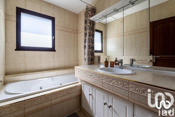 Demeure 8 pièces de 192 m² à Chambly (60230)