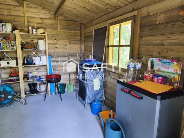 Terrain de loisir entièrement clos avec chalet