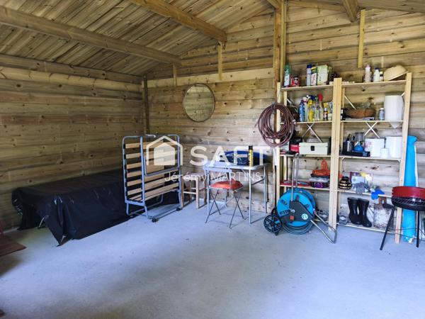 Terrain de loisir entièrement clos avec chalet