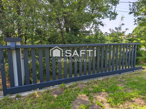 Terrain de loisir entièrement clos avec chalet