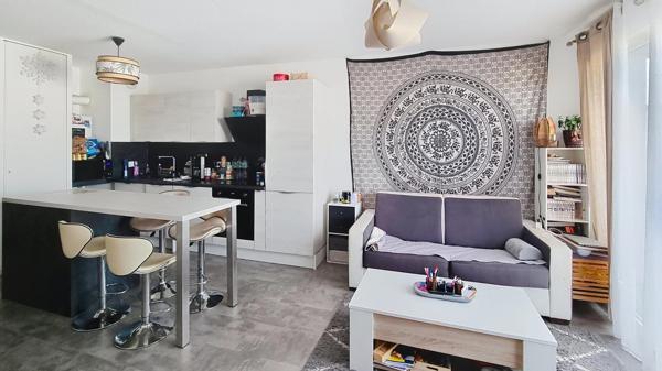 T2 récent avec balcon et stationnement couvert. Tous commerces à pied !