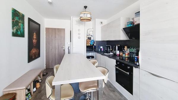 T2 récent avec balcon et stationnement couvert. Tous commerces à pied !