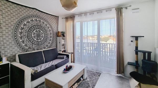 T2 récent avec balcon et stationnement couvert. Tous commerces à pied !