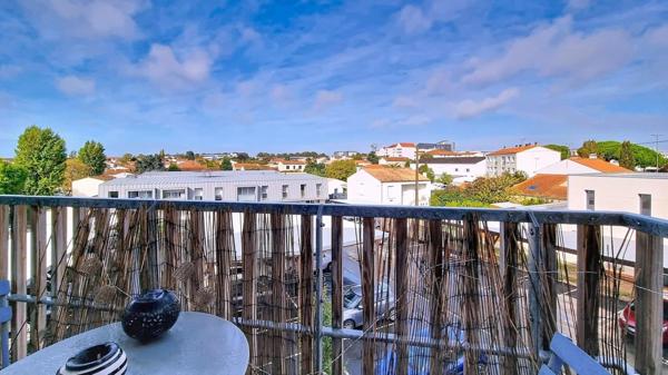 T2 récent avec balcon et stationnement couvert. Tous commerces à pied !