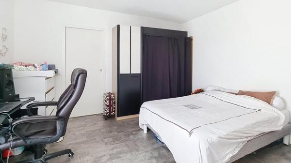 T2 récent avec balcon et stationnement couvert. Tous commerces à pied !