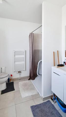 T2 récent avec balcon et stationnement couvert. Tous commerces à pied !