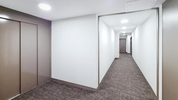 T2 récent avec balcon et stationnement couvert. Tous commerces à pied !