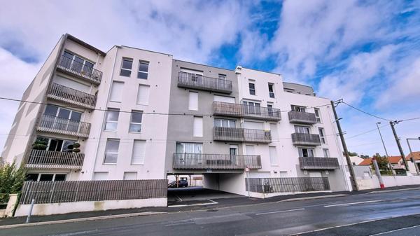 T2 récent avec balcon et stationnement couvert. Tous commerces à pied !