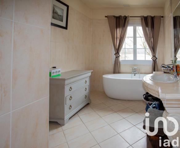 Maison 9 pièces de 297 m² à Léognan (33850)