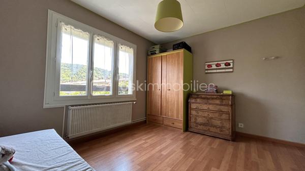 Venez la découvrir sans tarder avec Patricia Acquaviva !

Située rue Lucien-Sampaix à Échirolles, à seulement 3 minutes à pied du centre-ville, découvrez cette agréable maison mitoyenne des deux côtés, d'une superficie de 95 m², construite en 1972, offrant un cadre de vie idéal pour une famille. Traversante et bénéficiant d'une exposition Est-Ouest, elle profite d'une belle luminosité tout au long de la journée. Implantée sur une parcelle de 143 m², elle dispose d'un agréable jardin privatif de 95 m².

Dès l'entrée, vous serez séduits par un sas entièrement fermé par une baie vitrée, idéal pour créer un espace de rangement fonctionnel. Le couloir dessert un WC, l'accès direct au garage ainsi qu'une agréable pièce de vie avec cuisine ouverte, conviviale et lumineuse. La cuisine donne accès à une petite terrasse située à l'avant de la maison, idéale pour profiter d'un café le matin, tandis que le séjour s'ouvre directement sur le jardin privatif de 95 m², parfait pour partager des repas en extérieur ou se détendre en famille. Au fond du garage, une cave offre un espace de stockage supplémentaire.

À l'étage, l'espace nuit se compose de quatre chambres confortables de 10 à 12 m², d'une salle d'eau baignée de lumière naturelle grâce à son puits de lumière, d'un WC indépendant ainsi que d'un espace dressing/cellier particulièrement pratique pour le rangement.

Pour votre confort, cette maison est équipée d'une chaudière individuelle au gaz remplacée en 2019, d'une porte de garage automatisée et ne nécessite aucun travaux : vous n'aurez plus qu'à poser vos valises. Les charges de copropriété sont faibles, d'environ 236 € par an, et la taxe foncière s'élève à 2 290 €.

Vous apprécierez également sa situation privilégiée, à proximité immédiate des commerces, des écoles, des transports en commun et de toutes les commodités, tout en profitant d'un environnement agréable et pratique au quotidien.
Une maison fonctionnelle, lumineuse et parfaitement entretenue, idéale pour accueillir une famille. Une visite s'impose !